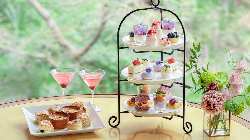 グランドプリンスホテル新高輪は5月10日〜7月11日、1階の「Lounge Momiji」にて、大切な人に花束のように贈りたくなる「Flower Berry Afternoon Tea」を展開する。価格は税込み6,300円（別途サービス料）。