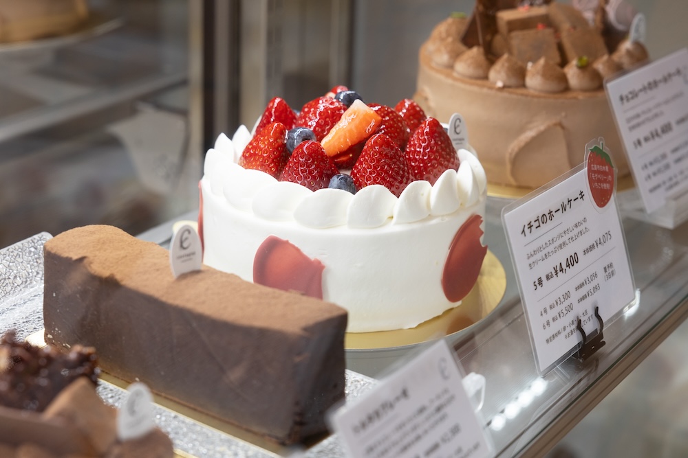 立町カヌレなどを展開するカスターニャ社は3月22日、広島県広島市東区福田に、直営の洋菓子店「カスターニャ福田本店」をオープン。4月2日からはケーキとドリンクのセット販売もスタートした。