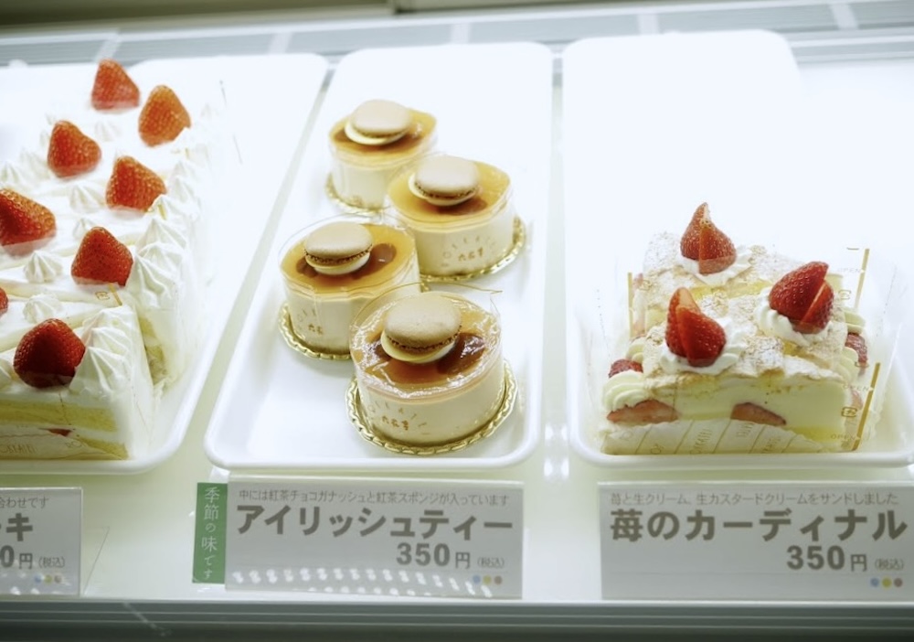 左：ショートケーキ、真ん中：アイリッシュティー税込み350円、右：苺のカーディナル税込み350円