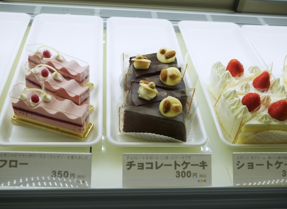 左：フロー税込み350円、真ん中：チョコレートケーキ税込み300円、右：ショートケーキ