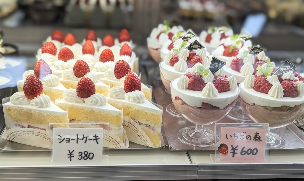 東京都の府中、武蔵境に店舗をかまえる「パティスリーウルソン（patisserie OURSON）」。お手頃価格で各種スイーツを提供する地域密着型の洋菓子店だ。