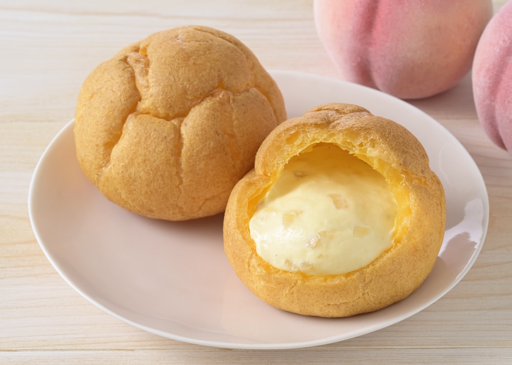 銀座コージーコーナーは5月31日〜9月5日頃まで、全国の生ケーキ取扱店にて、「コージープレミアムジャンボシュークリーム（白桃）」を販売する。価格は税込み280円。