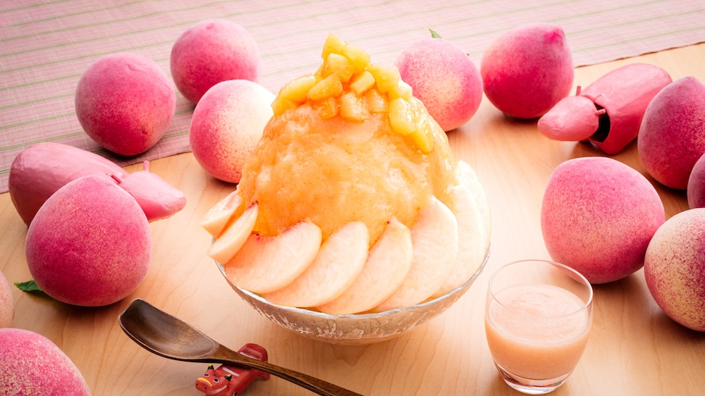 「星野リゾート　磐梯山温泉ホテル」は7月6日〜8月31日、「果肉まるごと贅沢もも氷」を提供する。1日3食限定。価格は3,000円。