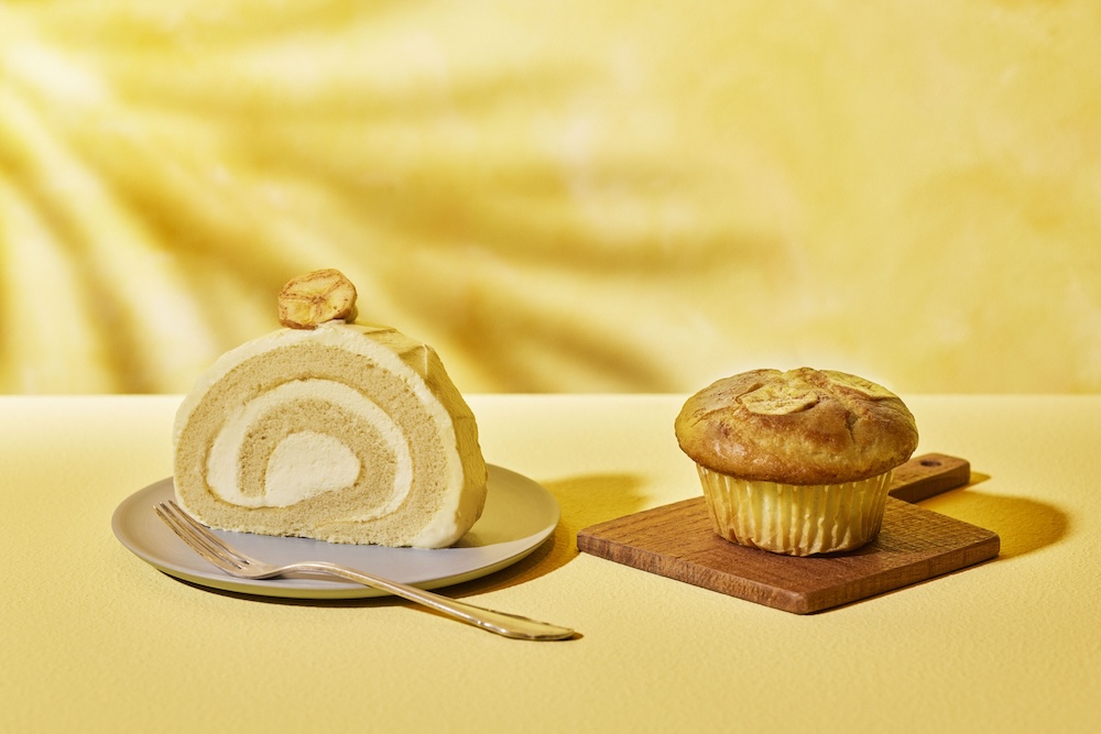 全国カフェチェーンのスターバックスは5月29日より、「バナナの米粉マフィン」をリニューアル販売する。合わせて「米粉のロールケーキ」も販売する。