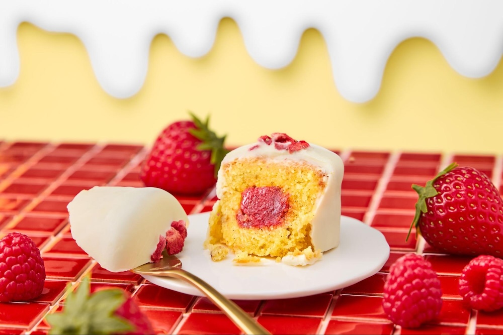 JR・東京駅構内のグランスタ東京に5月23日、イベントスペース「chikakita」に、ケーキ・スイーツ専門通販サイト「Cake.jp（ケーキジェーピー）」発のお土産ブランド「BakeShortcake（ベイクショートケーキ）」の商品が期間限定登場する。