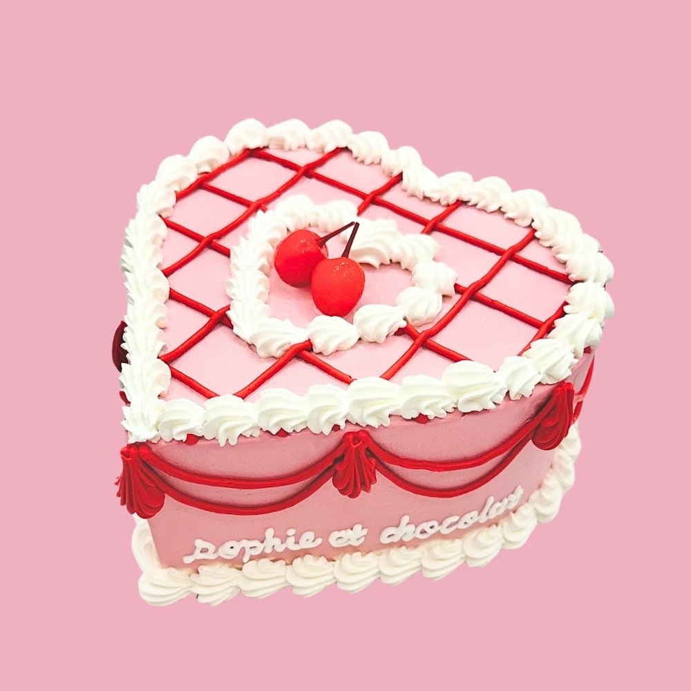 「⾃分だけのケーキをプロデュース」できるWEBサイト「Cake with」は5月1日〜5月31日、「ソフィーエショコラ」とコラボレーションしたケーキ「Cake with "Cherry Bomb"」を公式オンラインショップにて販売する。価格は税込み6,500円。