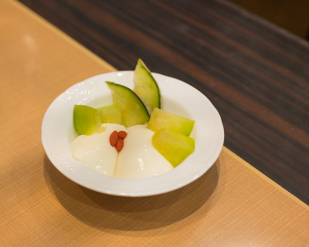 「梅蘭」が提供する「ほこたメロンつき杏仁豆腐」税込み550円