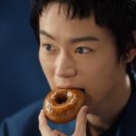 新テレビCM「フロマージュ・ド『さっくりでしっとり』」篇の場面カット