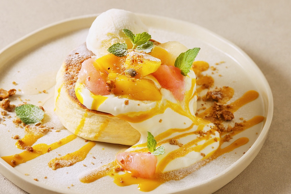 カフェとBBQ場を併設した「YURT CAFE&BBQPARK 須磨店」は6月17日より、夏季限定「白桃とマンゴーのヨーグルトパンケーキ」を販売する。価格は税込み1,540円。