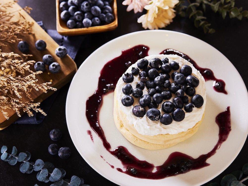 カフェチェーン「高倉町珈琲」は6月13日〜9月11日、「レアチーズクリームのブルーベリーリコッタパンケーキ」を販売する。価格は税込み1,750円。