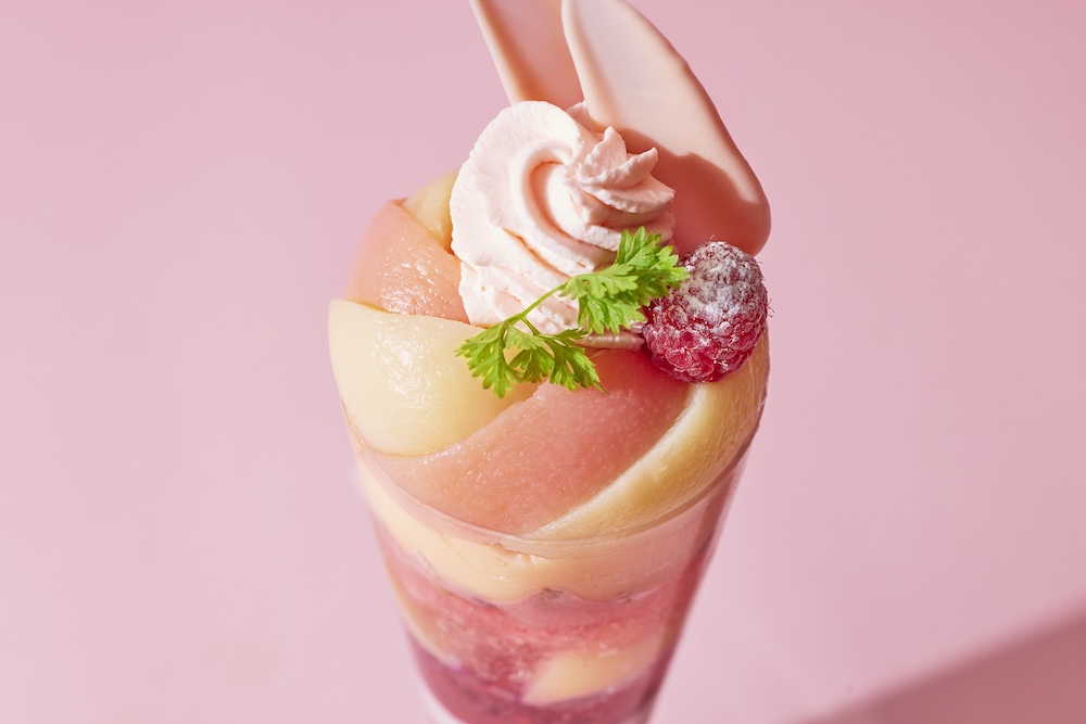 東京都港区の「グランドニッコー東京 台場」は7月1日〜8月31日、「The Lobby Cafe」にて、桃をふんだんに使用したパフェ「Color Parfait ～Pink～」を提供する。1日10食限定。価格は税込み2,800円（サービス料含む）。