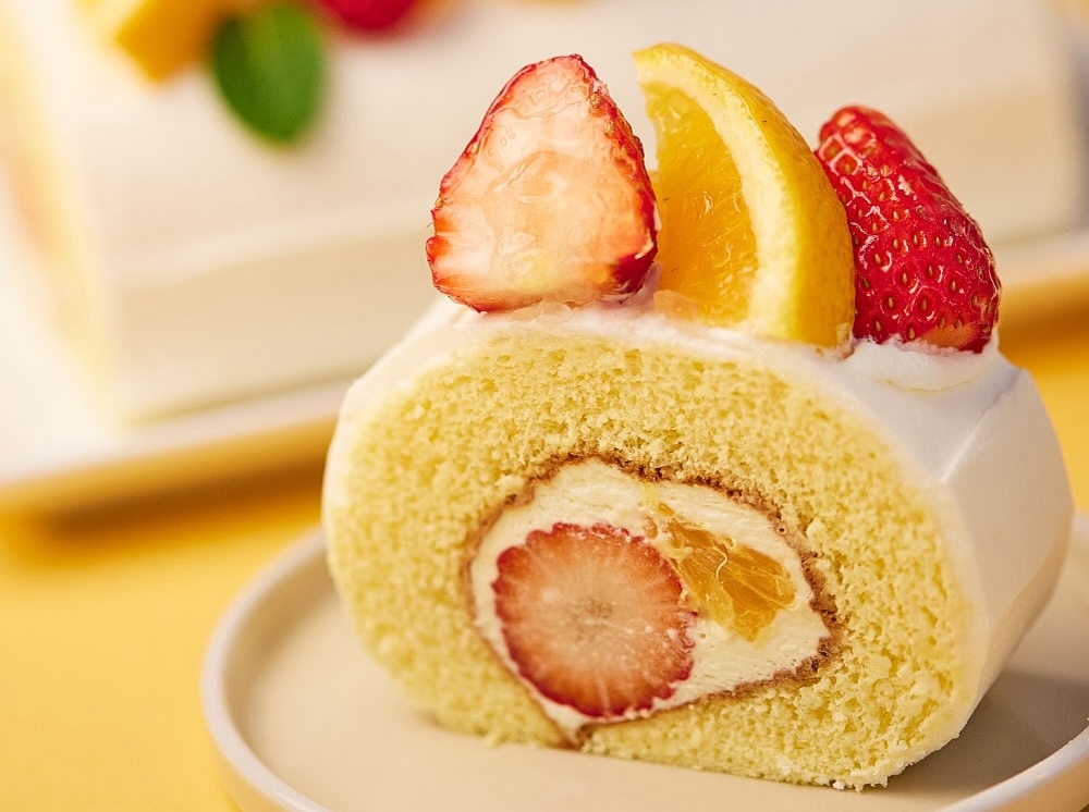 北海道の洋菓子店「きのとや」は6月16日まで、「オレンジと苺のロールケーキ」を展開する。価格は税込み2,268円。