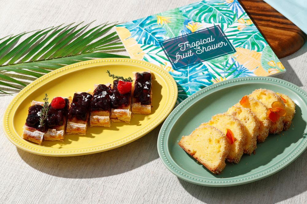 左「ダークチェリーパイ」、右「パイナップルとココナッツのケーキ」イメージ