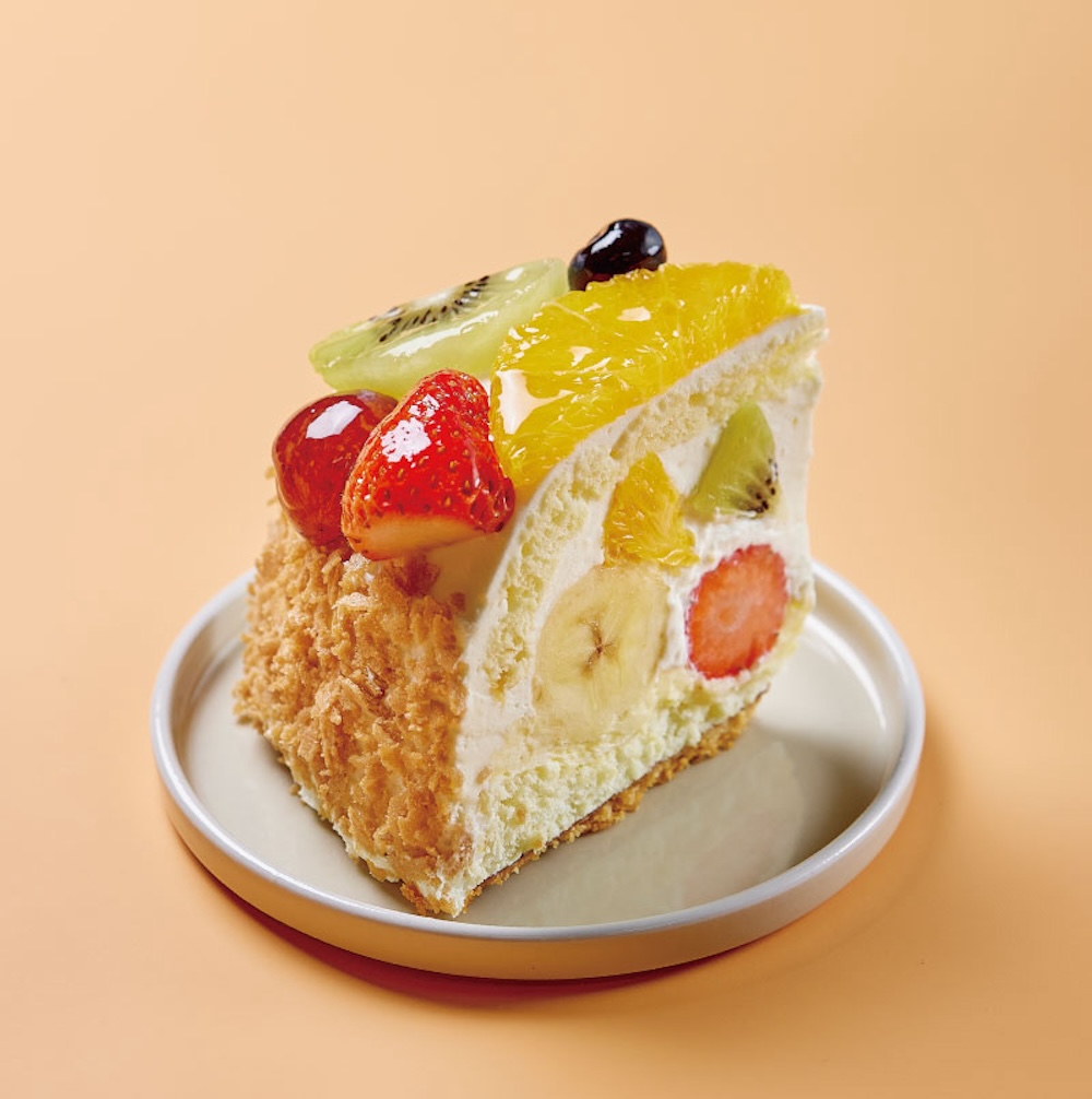 北海道の洋菓子店「きのとや」は6月1日〜6月30日、季節のケーキ「フルーツのズコット」を展開する。スモールサイズが税込み3,456円、ファミリーサイズが税込み4,752円。