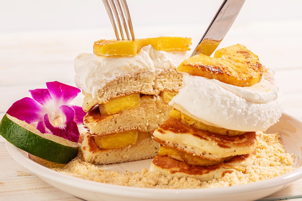 ハワイアン カフェ・レストラン「コナズ珈琲」は6月26日〜10月14日、夏季限定の新作メニュー「ハワイアンパイナップルパンケーキ」を展開する。価格は税込み1,848円。