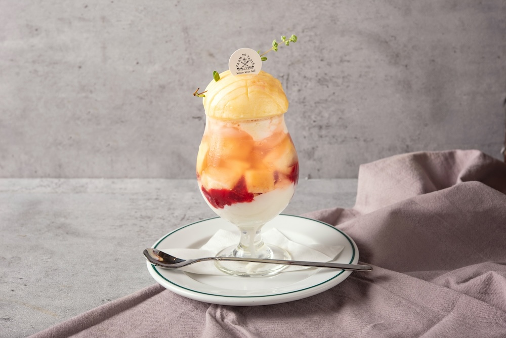 マザームーンカフェは7月3日より、夏季限定の桃を使用ったケーキやパフェなどを各店舗にて順次展開中だ。