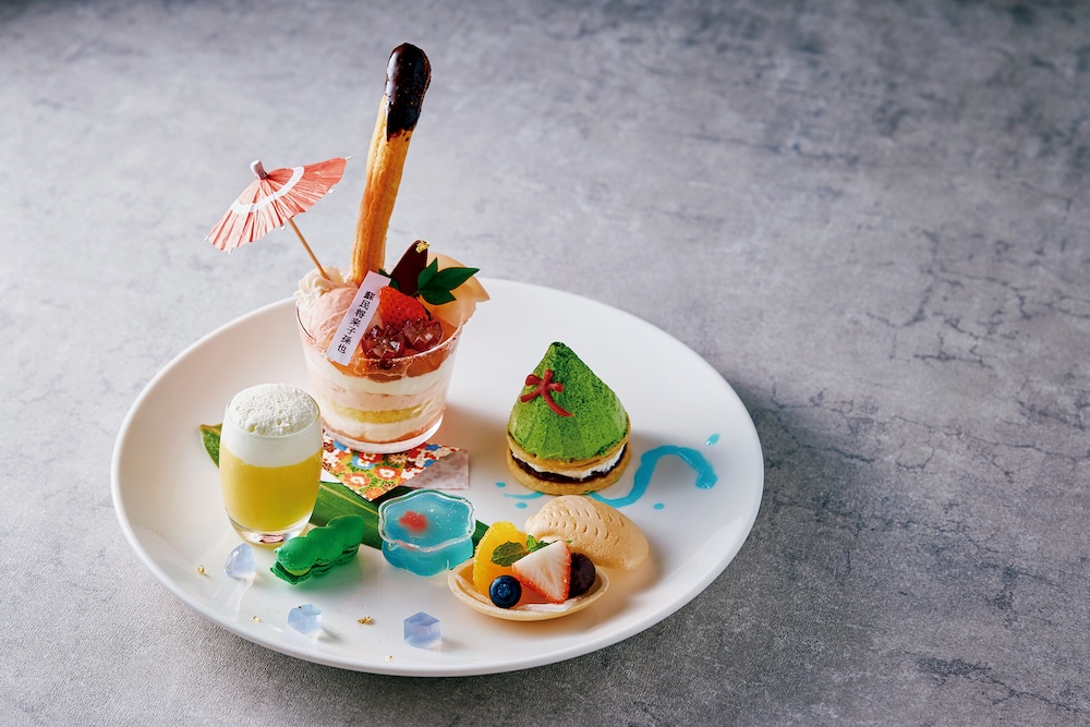 ホテルオークラ京都は7月1日より、1階のカフェ「レックコート」にて、京都の夏の風物詩をスイーツで表現した「京の夏祭りプレート」を提供する。価格は、コーヒーまたは紅茶付きで税込み3,200円（サービス料含む）。