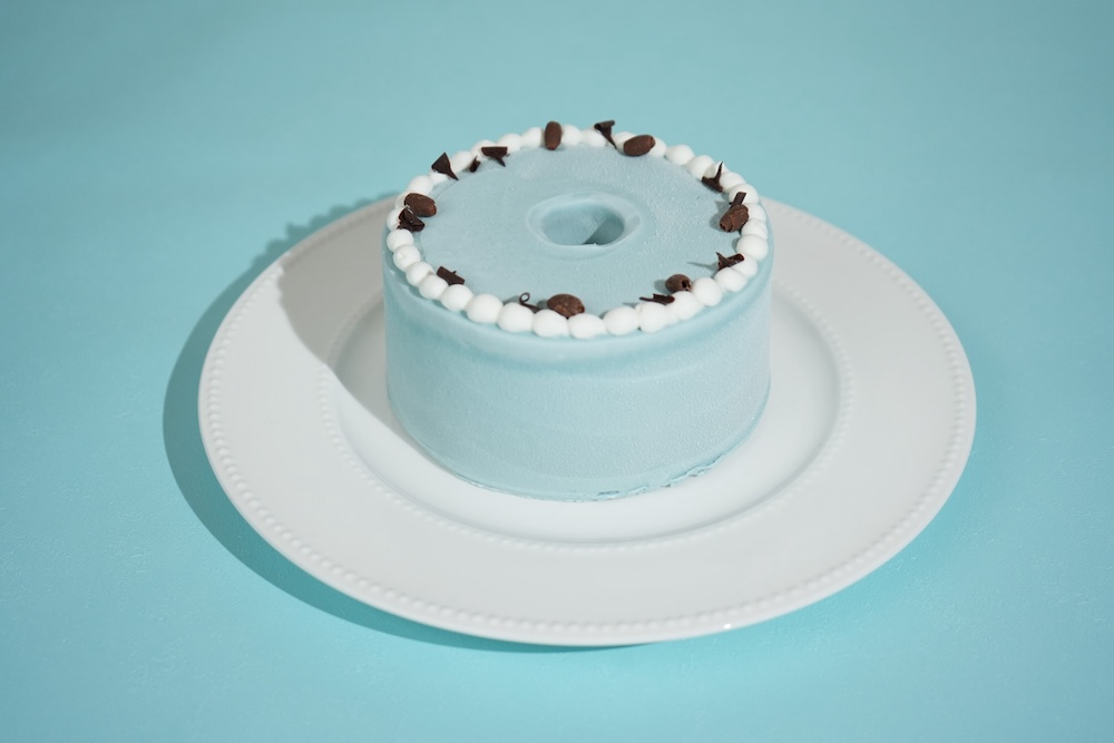 手作りシフォンケーキ専門店「This is CHIFFON CAKE.」は7月15日より、公式オンラインストアにて、「チョコミントシフォン」を発売スタートした。7月19日より順次配送（冷凍配送）。価格は税込み3,400円。