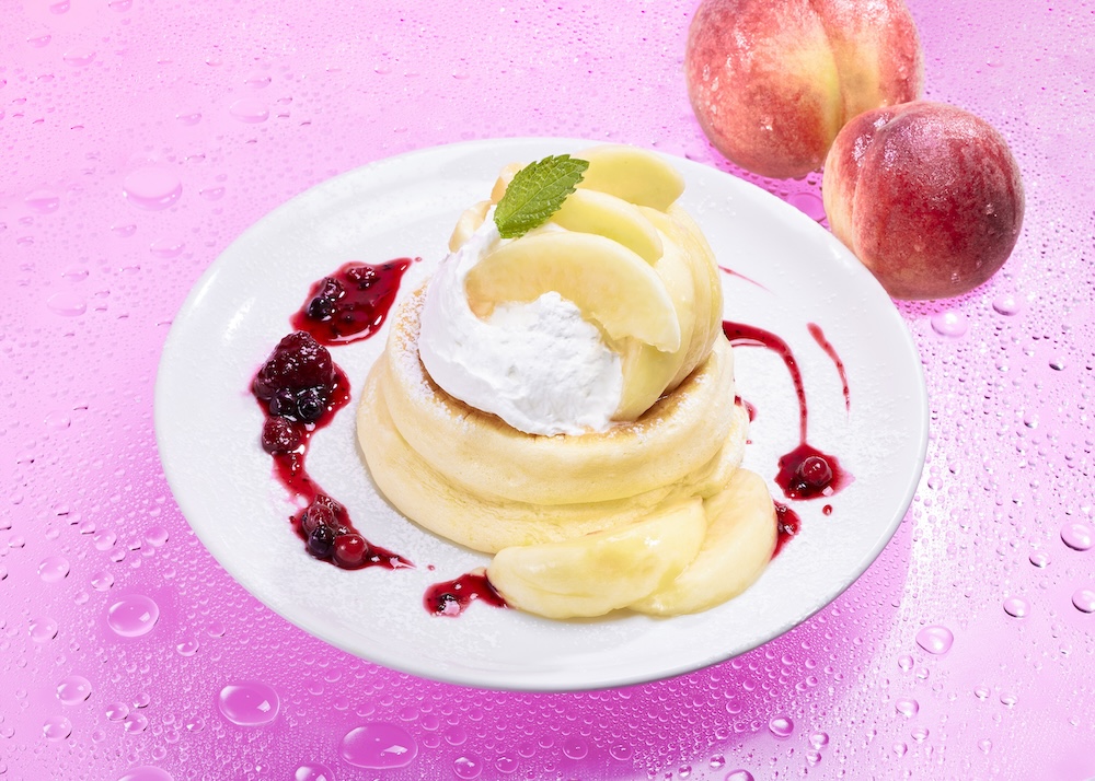 カフェチェーン「高倉町珈琲」は7月18日〜8月中旬頃まで、山梨県産の桃を使用した「桃のリコッタパンケーキ」を提供開始する。