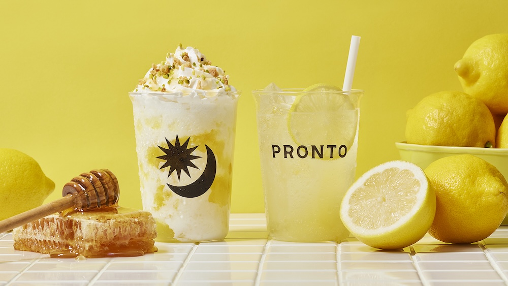 全国カフェチェーンの「プロント（PRONTO）」は7月30日〜9月上旬のカフェタイム限定で、レモンをテーマにした夏の新作ドリンク「ハニーレモンのレアチーズラテ」および「丸ごとレモンスカッシュ」を展開する。