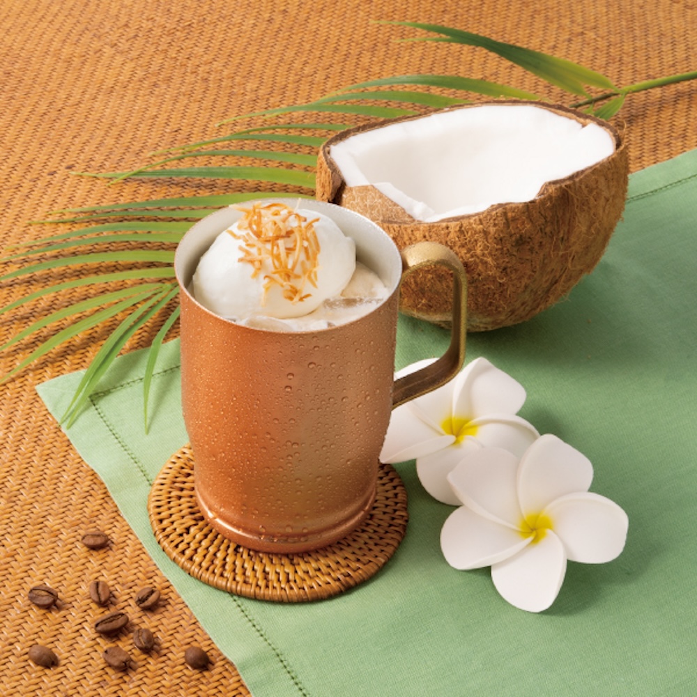 全国カフェチェーンの上島珈琲店は7月24日〜9月中旬、「ココナッツミルク珈琲」およびノンアルコールのフローズンドリンク「ピニャコラーダのグラニータ」を期間限定販売する。