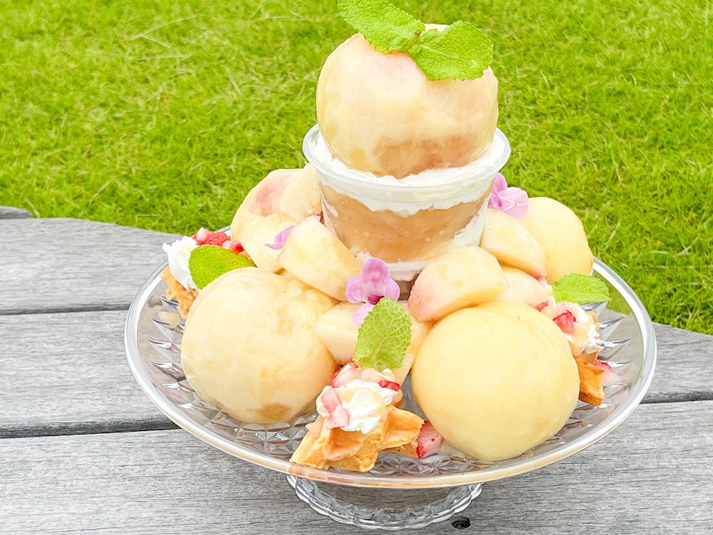 岡山県美作市の「農園カフェ湯郷（湯の華ガーデン）」は7月4日〜8月4日、「まるごと白桃タワーパフェ」の提供をスタートする。