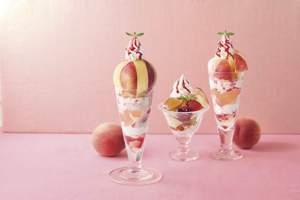 左から「季節のジョナパフェDX（桃）」、「自家製プリンのジョナサンデー（桃）」、「季節のジョナパフェ（桃）」