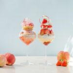 左から「桃のヴェールパフェ Parfait aux peche　～MOMO～」、「香る夏いちごパフェ　Parfait au fraise～ICHIGO～」