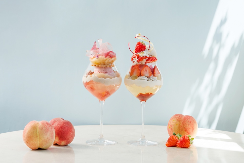 左から「桃のヴェールパフェ Parfait aux peche　～MOMO～」、「香る夏いちごパフェ　Parfait au fraise～ICHIGO～」