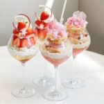 左から「香る夏いちごパフェ　Parfait au fraise～ICHIGO～」、「桃のヴェールパフェ Parfait aux peche　～MOMO～」