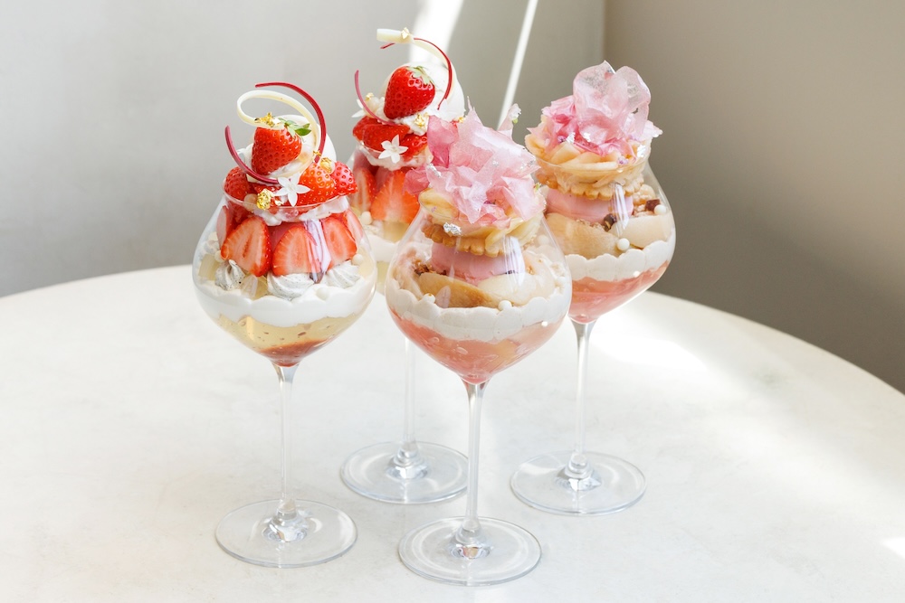 左から「香る夏いちごパフェ　Parfait au fraise～ICHIGO～」、「桃のヴェールパフェ Parfait aux peche　～MOMO～」