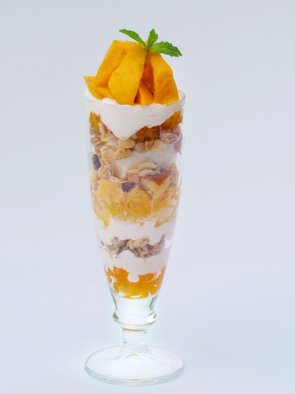 「ユニオン スクエア トウキョウ」よりイートイン提供の「Mango & Frozen Pineapple Parfait」税込み1,800円