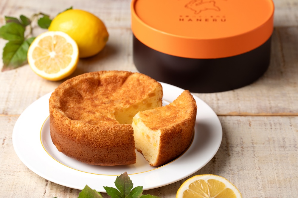 「発酵バター専門店HANERU」は7月24日より、吉祥寺本店、北千住店、公式オンラインサイトにて、「レモンクリームチーズケーキ」の販売をスタートした。価格は税込み2,300円。