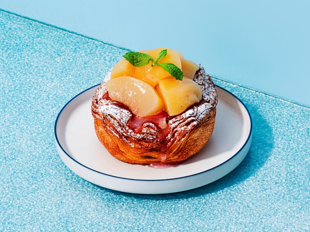 「THE STANDARD BAKERS TOKYO」より提供の「桃とクリームチーズのデニッシュ」