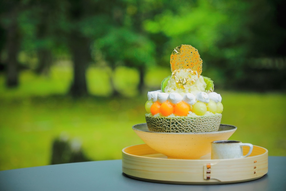 アマン京都は7月1日より、「ザ・リビング パビリオン by アマン」にて、京都産のメロンや無農薬バナナなどのフルーツや京都の野菜を味わう「京都の果物と夏野菜のアフタヌーンティー」を8月31日まで、国産マスクメロンを1玉以上使った「マスクメロンのかき氷」を9月30日まで展開中だ。