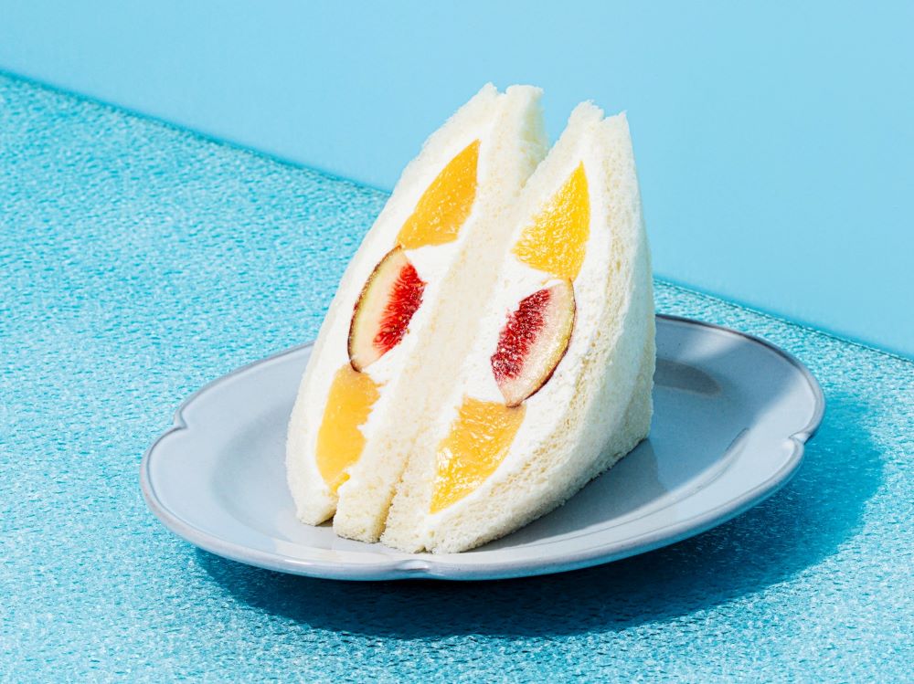 「PREMIUM SAND＋CAFÉ メルヘン」より提供の「清水白桃と愛知いちじく生クリーム」