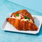 「Curly's Croissant TOKYO BAKE STAND」より提供の「桃カプレーゼサンド」