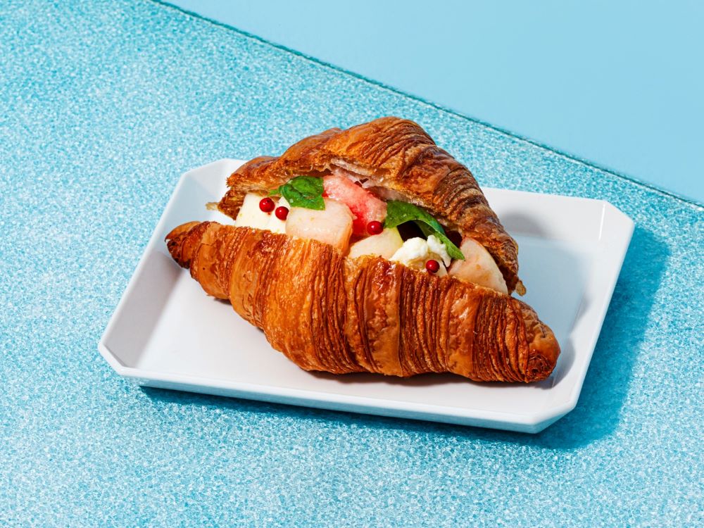 「Curly's Croissant TOKYO BAKE STAND」より提供の「桃カプレーゼサンド」