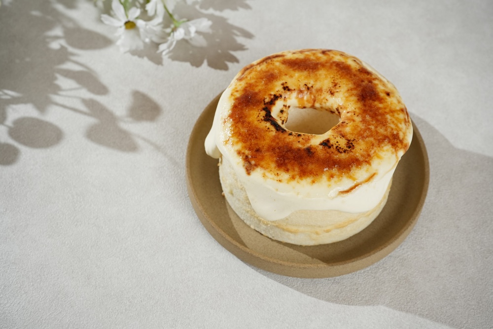 手作りシフォンケーキ専門店「This is CHIFFON CAKE.」は7月23日より、公式オンラインストアにて、リニューアルしたフラグシップスイーツ「Brulee＜ブリュレ＞」を順次展開中だ。価格は税込み2,700円。