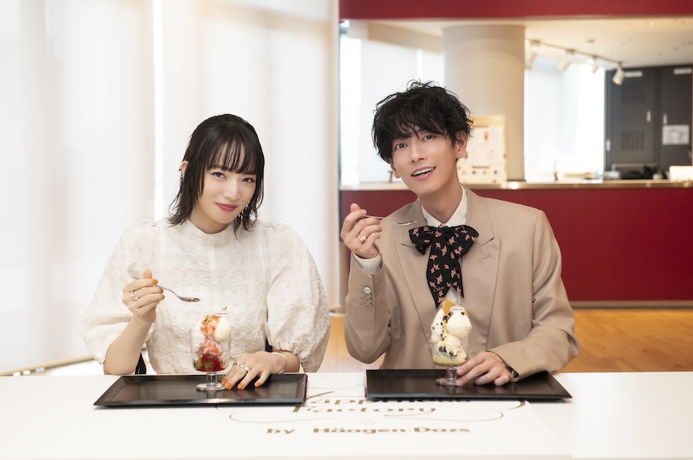 俳優の佐藤健と小松菜奈が、8月10日の「ハーゲンダッツの日」に合わせて、ハーゲンダッツにからめたスイーツ動画に登場する見込みだ。