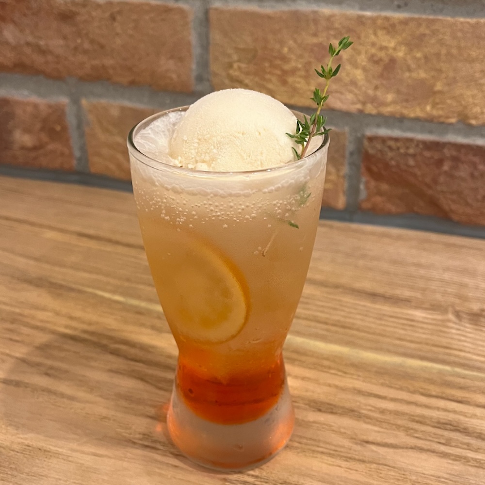 8階「そば料理 よしむら 大丸京都別邸」の「そば茶クリームソーダ＆ピーチオレンジ」税込み660円