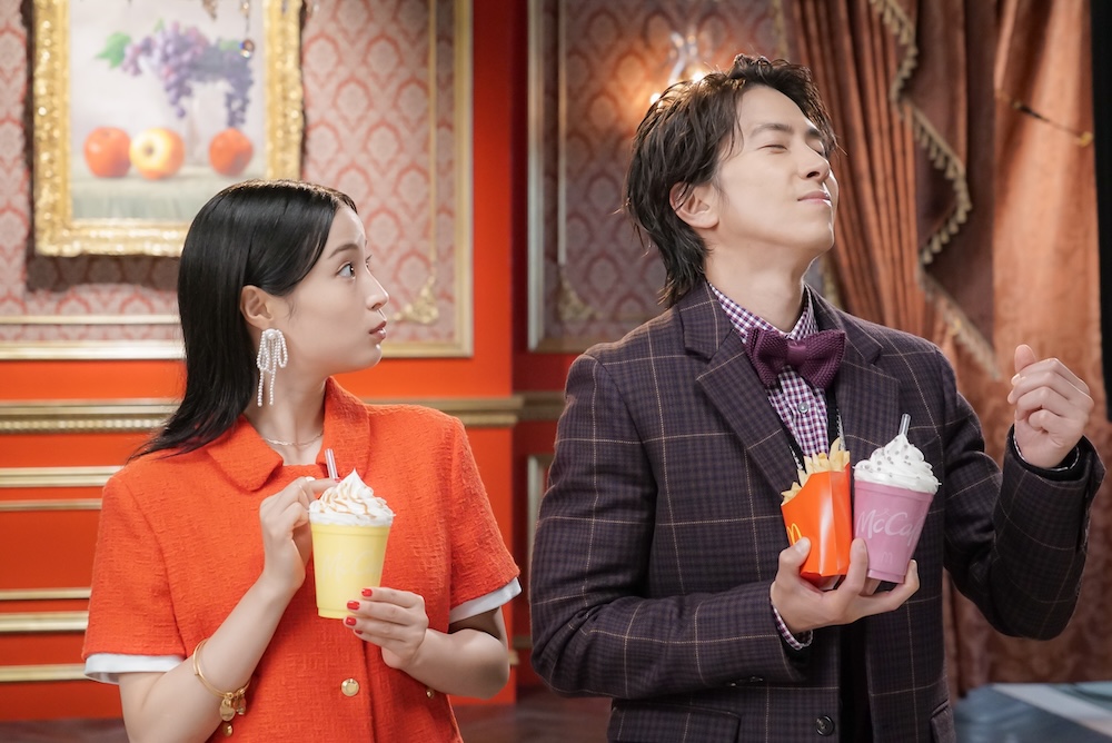 マクドナルドの新テレビCM「フラッペしちゃった♡りんご＆巨峰」篇のメイキングビジュアル