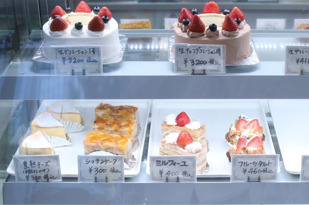 ショーケースに並んだケーキの様子