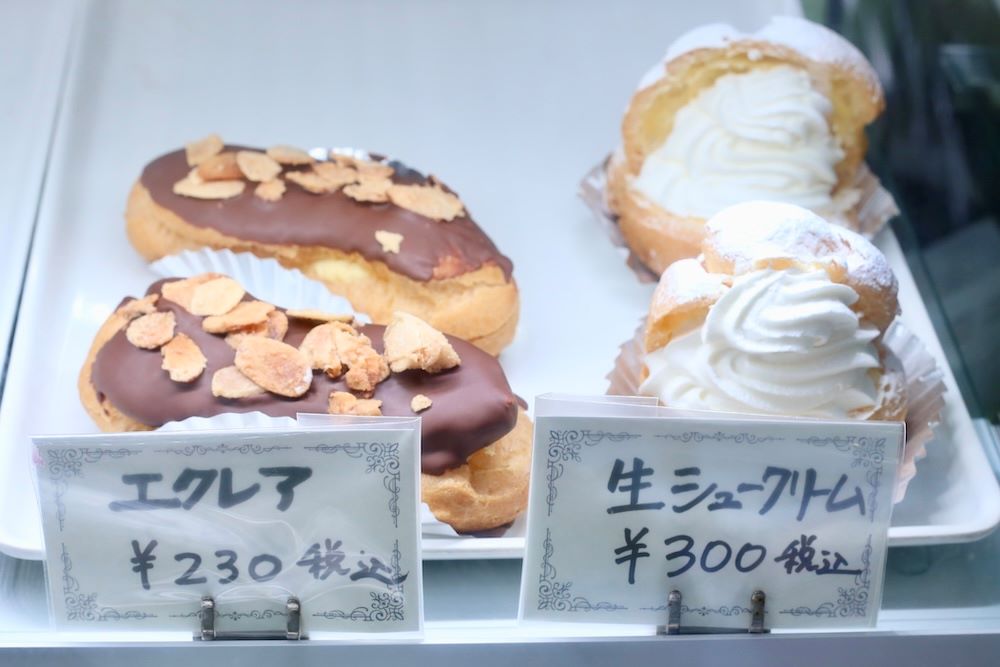 ショーケースに並んだ「エクレア」と「生シュークリーム」