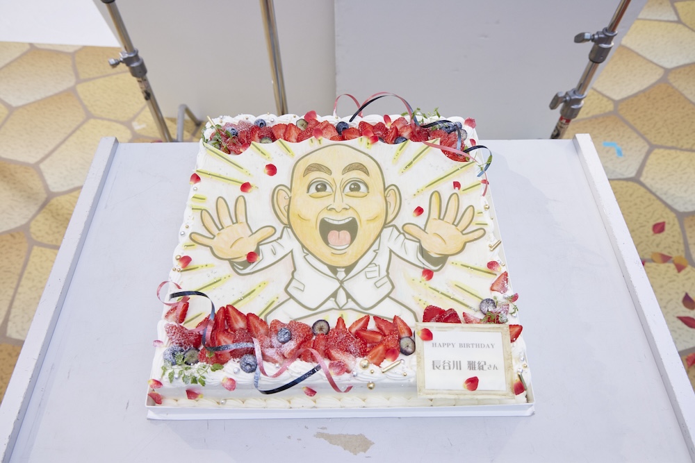 錦鯉の長谷川雅紀さんに贈られたサプライズの誕生日ケーキ