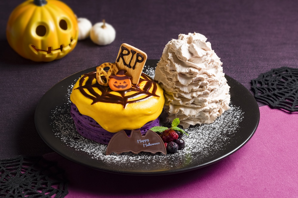 国内の「Eggs ’n Things」および「Eggs ’n Things Coffee」は10月16日〜10月31日、「ハロウィンブラッディパンケーキ」を展開する。各日30食限定。価格は税込み2,200円。