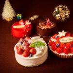 左手前から時計回りに「あまおう苺のクリスマスケーキ」5,600円、「ノエルルージュ」3,900円、「ノエルノワール」3,900円、「あまおう苺のクリスマスタルト」6,000円