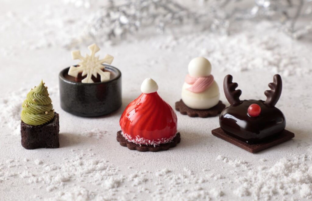 左から「抹茶のクリスマスツリーケーキ」、「チョコプリン～雪の結晶～」、「サンタ帽子のベリームース」、「雪だるまケーキ」、「トナカイのプラリネチョコムース」