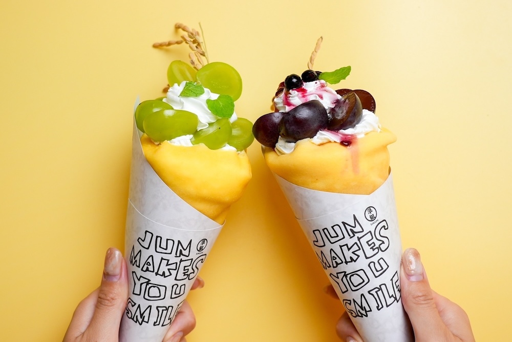 左から「岡山県産ピュアマスカット」税込み1200円、「岡山県産ジュワっとピオーネ」税込み1,200円