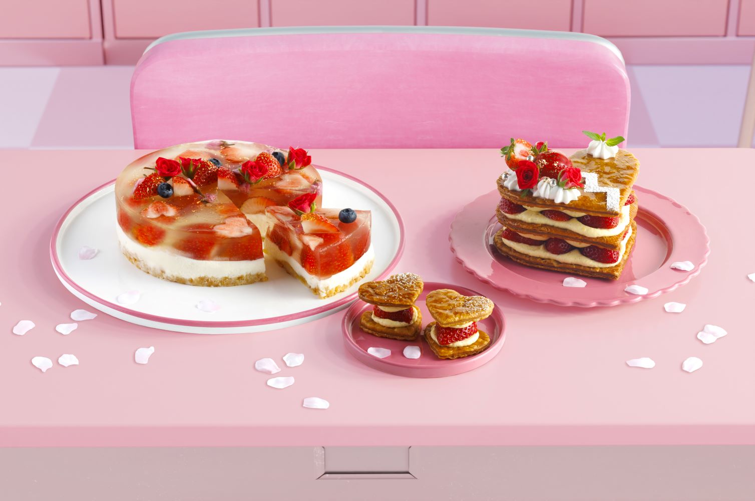 左から「苺ゼリーとレアチーズのアオハルケーキ」、「ドキドキハート♡ストロベリーミルフィーユ」